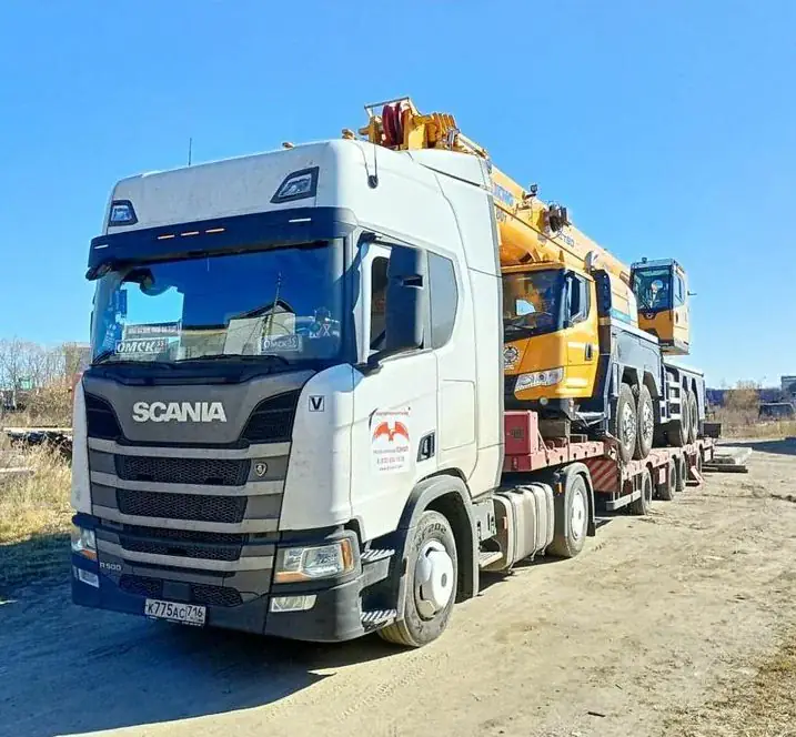 Тягач с техникой на низкорамном полуприцепе